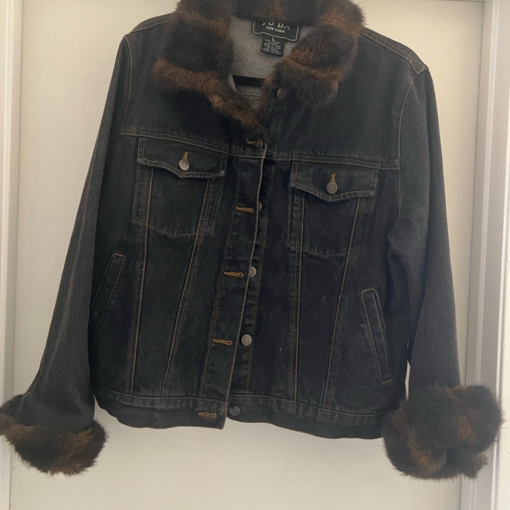 Stylish Black Denim Jacket with Faux Fur Accents